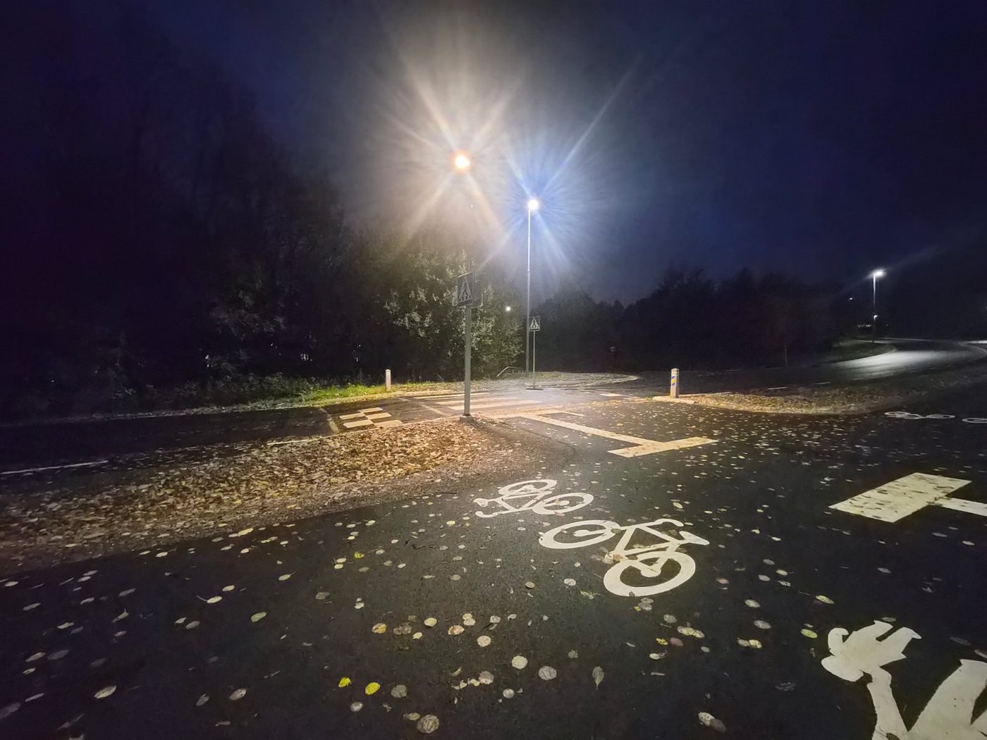 Upplyst gång- och cykelväg i mörker