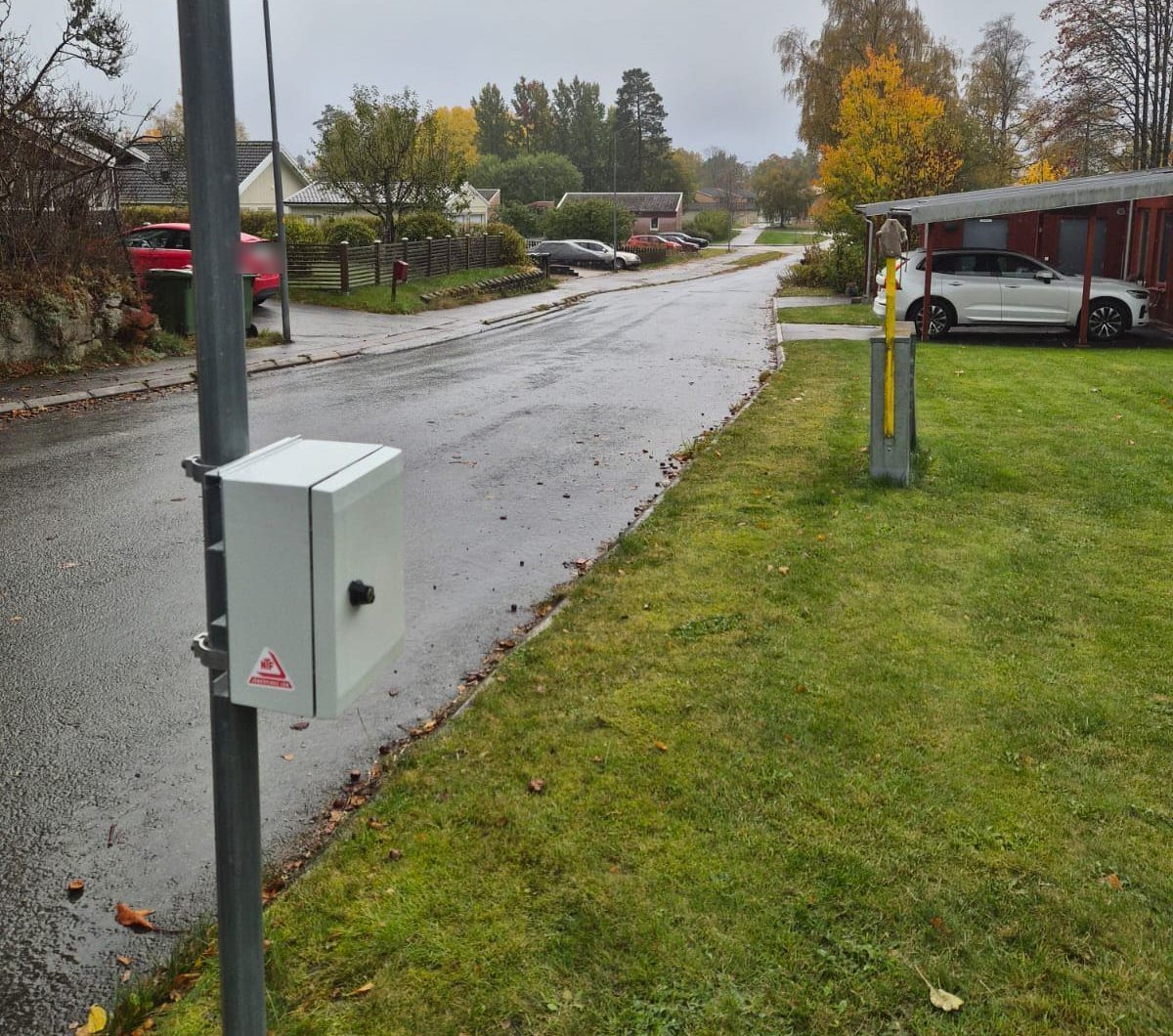 SR7-radarn i ett skåp på en stolpe vid vägkanten