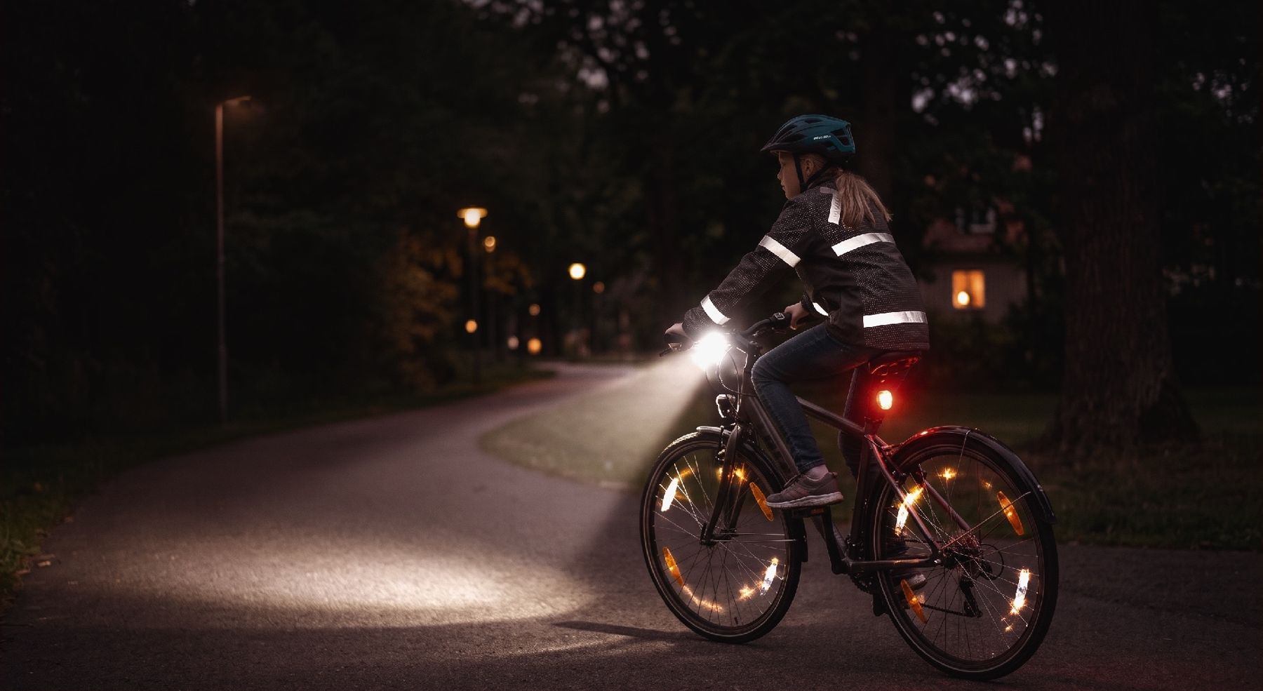 Cyklist med reflexväst och lyse i mörkret